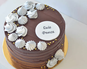 Cake chocolate con merengues y placa personalizada